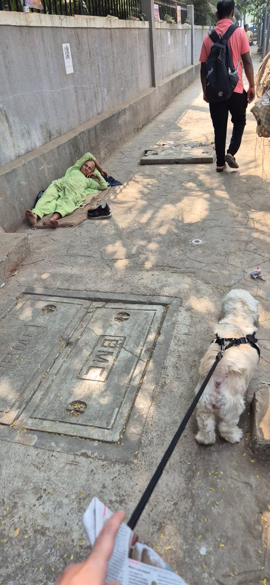 New Menace - first illegal hawkers - now people sleeping on our footpaths - Request BMC to please clear them. Location Panorama Towers, Opp Country Club, Veera Desai Road, Andheri West