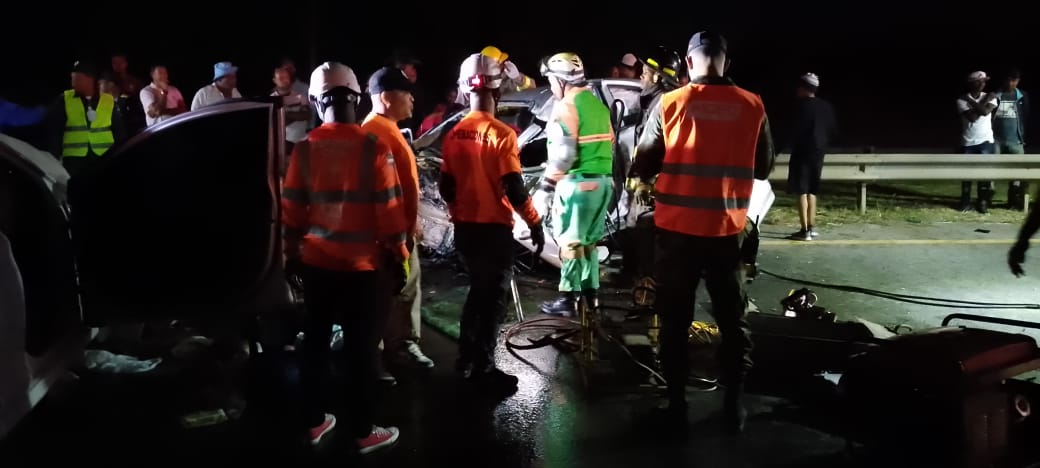 DefensaCivilRD's tweet photo. Técnicos de la #DefensaCivilRD atendieron al llamado de emergencia tras registrarse un accidente de transito en la #AutoViaDelEste donde quedaron varias personas atrapadas, que posteriormente fueron liberadas y trasladadas a un centro de salud. https://t.co/c7QtvNW2zO