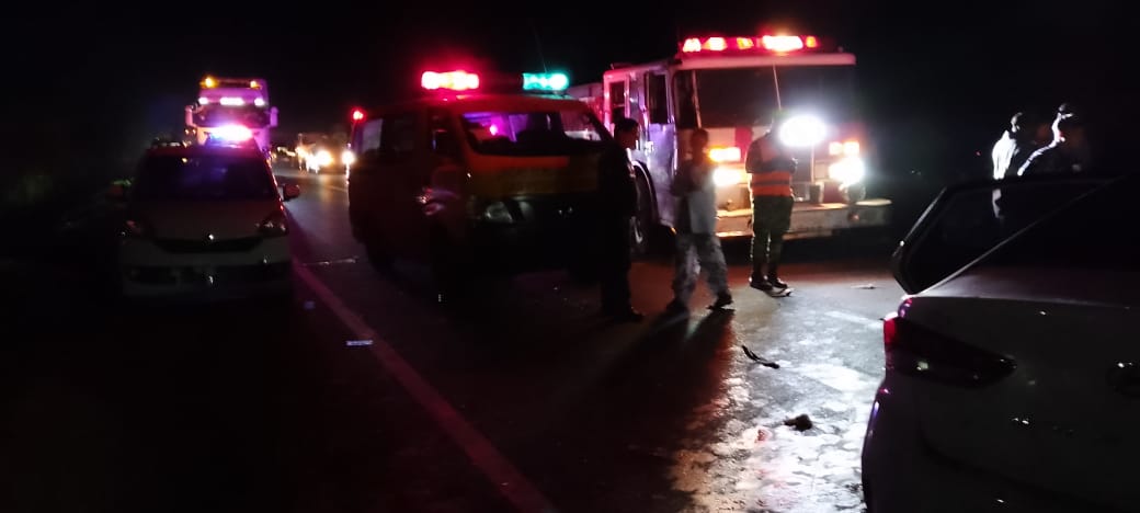 DefensaCivilRD's tweet photo. Técnicos de la #DefensaCivilRD atendieron al llamado de emergencia tras registrarse un accidente de transito en la #AutoViaDelEste donde quedaron varias personas atrapadas, que posteriormente fueron liberadas y trasladadas a un centro de salud. https://t.co/c7QtvNW2zO