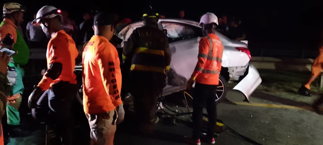 DefensaCivilRD's tweet photo. Técnicos de la #DefensaCivilRD atendieron al llamado de emergencia tras registrarse un accidente de transito en la #AutoViaDelEste donde quedaron varias personas atrapadas, que posteriormente fueron liberadas y trasladadas a un centro de salud. https://t.co/c7QtvNW2zO