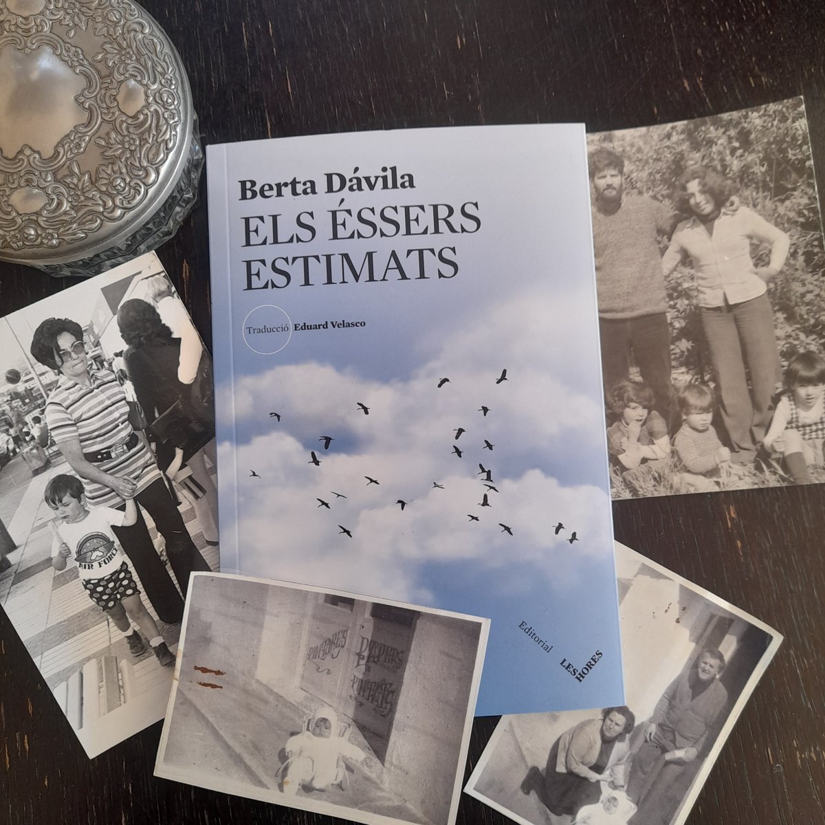 edleshores's tweet photo. 🖊️« M’imaginava la possibilitat del fill com allò que em podia proporcionar una idea més perfecta del que és la felicitat. Pensava en el fill com un brollador. »
📚 Els éssers estimats, de Berta dávila
🌍Trad @Eduard_dCV
https://t.co/Xm4hVtY5yh https://t.co/pAtowpX4gs