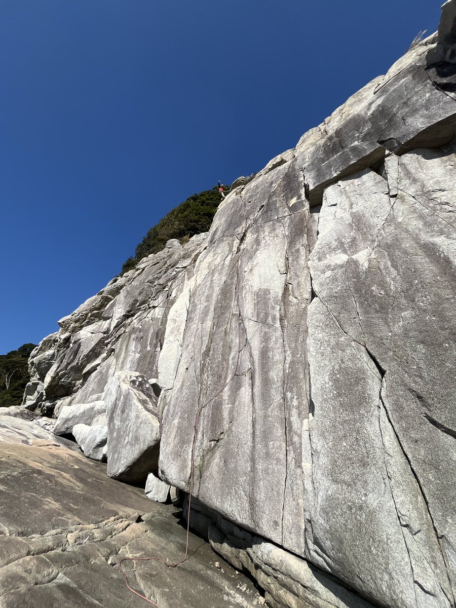 taneku2's tweet photo. 鹿児島県岸良の隠れ岩エリアがある程度まとまった
狭い範囲に10a-10d程度のクラック(フェイス系カムルート含む)が6本＋1桁ルート4本
ラッペルポイントまでアプローチ5分
真冬快適に登れるから需要はありそう https://t.co/FdLY2txPTi