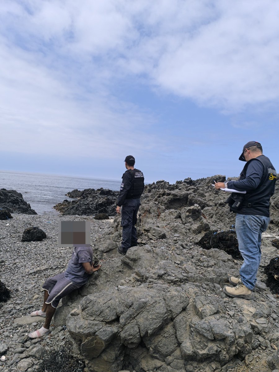 sernapesca's tweet photo. #Antofagasta: En fiscalización con @Armada_Chile en el sector sur de Tocopilla, detectamos a una persona recolectando huiro negro, recurso en veda. El infractor se dio a la fuga, pero fue capturado, siendo citado a tribunales. Se incautaron 570 kg. del recurso. https://t.co/DTvkIQi91O