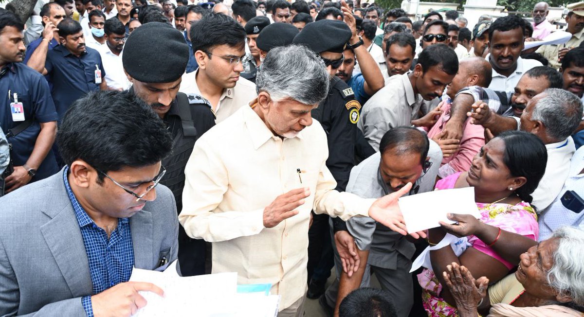 itdpgiddalur's tweet photo. నారావారిపల్లెలోని తన స్వగృహం వద్ద ప్రజల నుండి అర్జీలు స్వీకరించిన ముఖ్యమంత్రి చంద్రబాబు గారు
#ChandrababuNaidu 
#AndhraPradesh https://t.co/ebMjbfqfp7