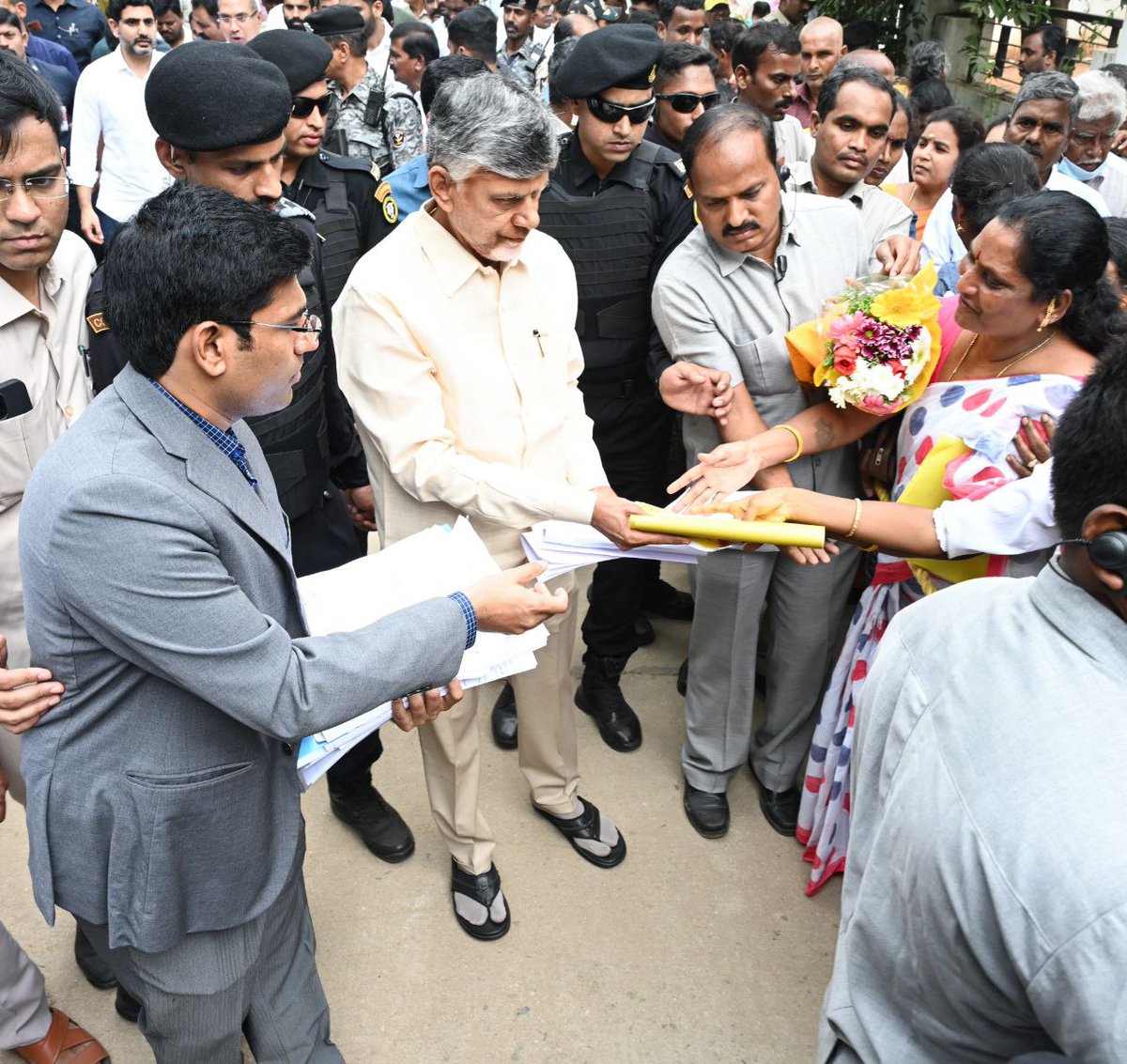 itdpgiddalur's tweet photo. నారావారిపల్లెలోని తన స్వగృహం వద్ద ప్రజల నుండి అర్జీలు స్వీకరించిన ముఖ్యమంత్రి చంద్రబాబు గారు
#ChandrababuNaidu 
#AndhraPradesh https://t.co/ebMjbfqfp7