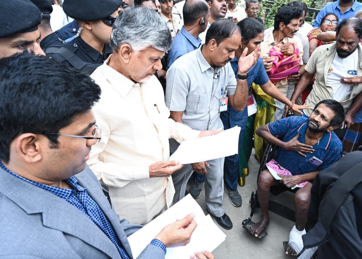 itdpgiddalur's tweet photo. నారావారిపల్లెలోని తన స్వగృహం వద్ద ప్రజల నుండి అర్జీలు స్వీకరించిన ముఖ్యమంత్రి చంద్రబాబు గారు
#ChandrababuNaidu 
#AndhraPradesh https://t.co/ebMjbfqfp7
