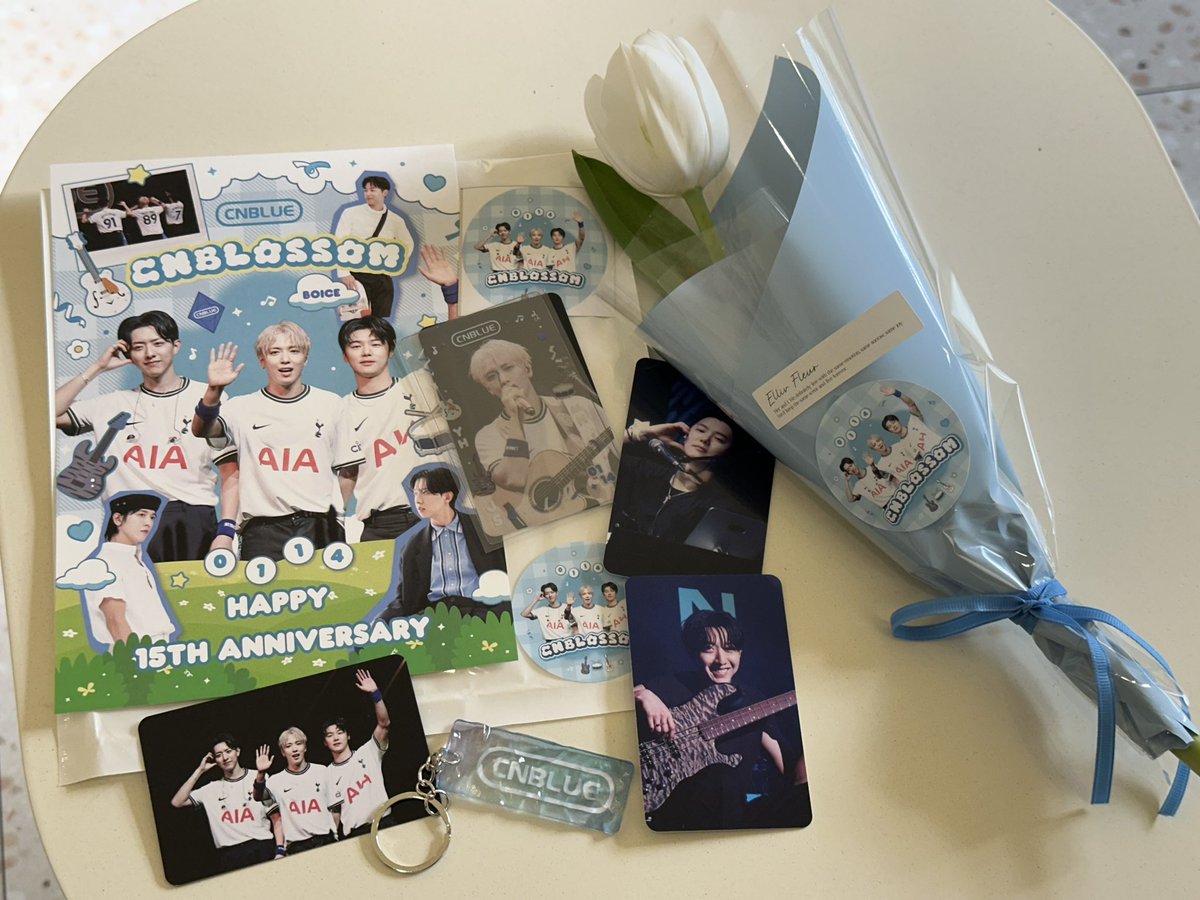 예쁜 꽃과 굿즈도 감사합니다🙏🥹

#씨엔블루와_보이스_15번째_꽃길
#CNBLOSSOM_into_ETERNITY
<a href="/cnblossom_15th/">CNBL✿SS✿M</a>