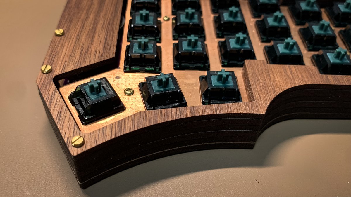KeytopMan's tweet photo. 自作Corne V3ケース  天然木

#自作キーボード 
#corne https://t.co/pmYOZenvUM