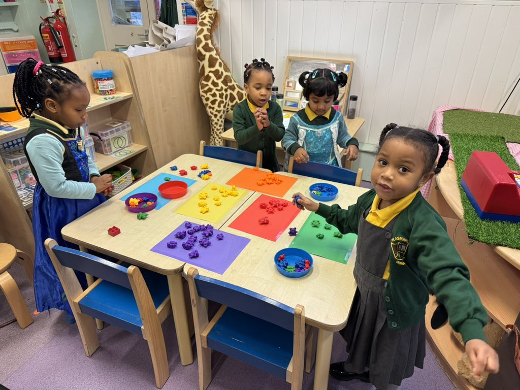 PlasmarlPrimary's tweet photo. 🎨 During their play, @PlasmarlNursery sorted objects by colour. They also counted how many objects there were in each colour. #PlasNum https://t.co/6FmJcnNasN