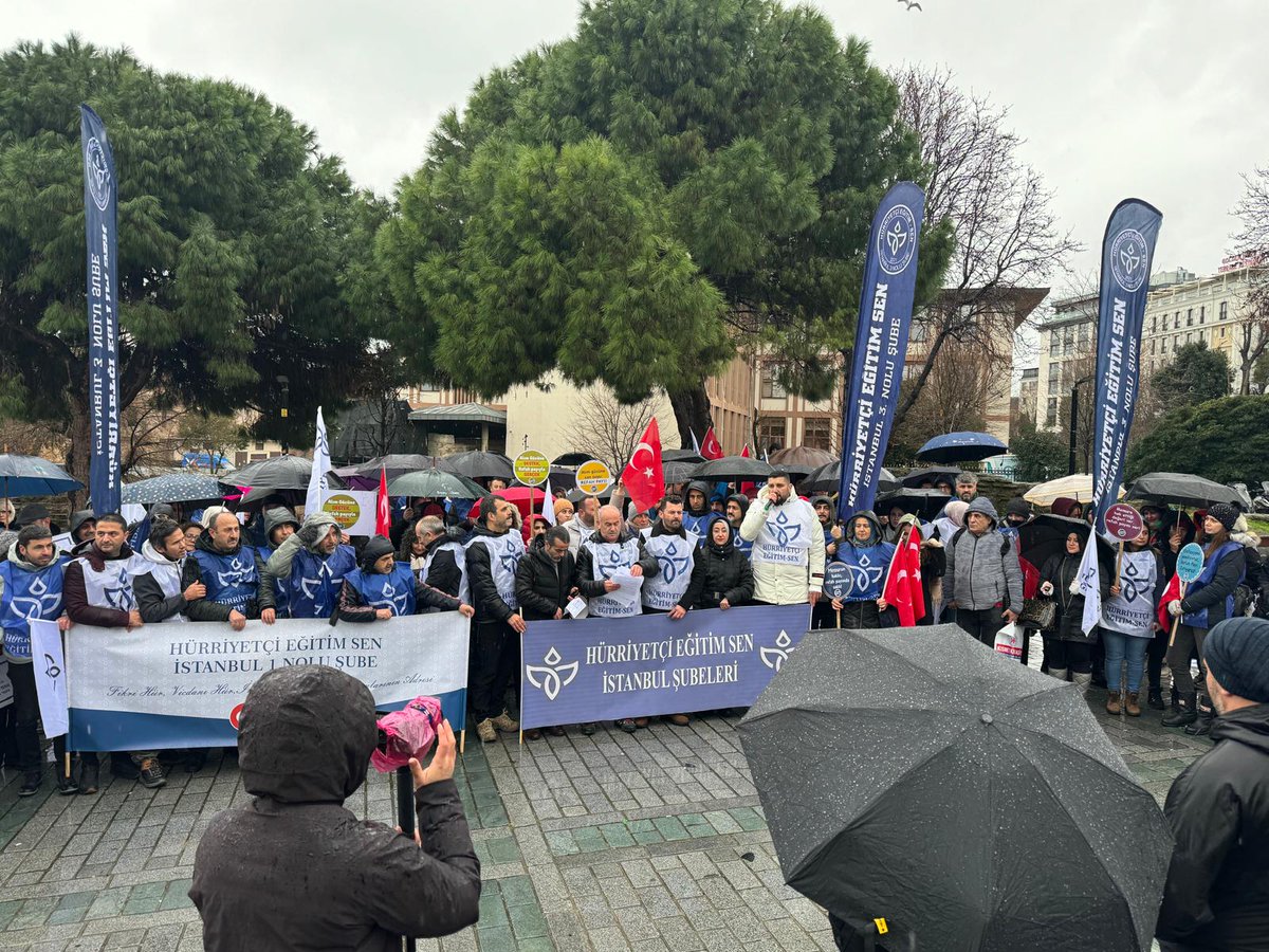 Ne diyoruz; 
" Sendikanın ismi veya logosu kutsal değildir. Kutsal olan verilen mücadelenin kendisidir." 
Bugün bu mücadele ruhunu alanlara yansıttık. 
Biz sendikayız. 
Biz Hürriyetçi Eğitim Sen Ailesiyiz.
#13OcakErMeydanı #13ocaktaişbırakıyoruz