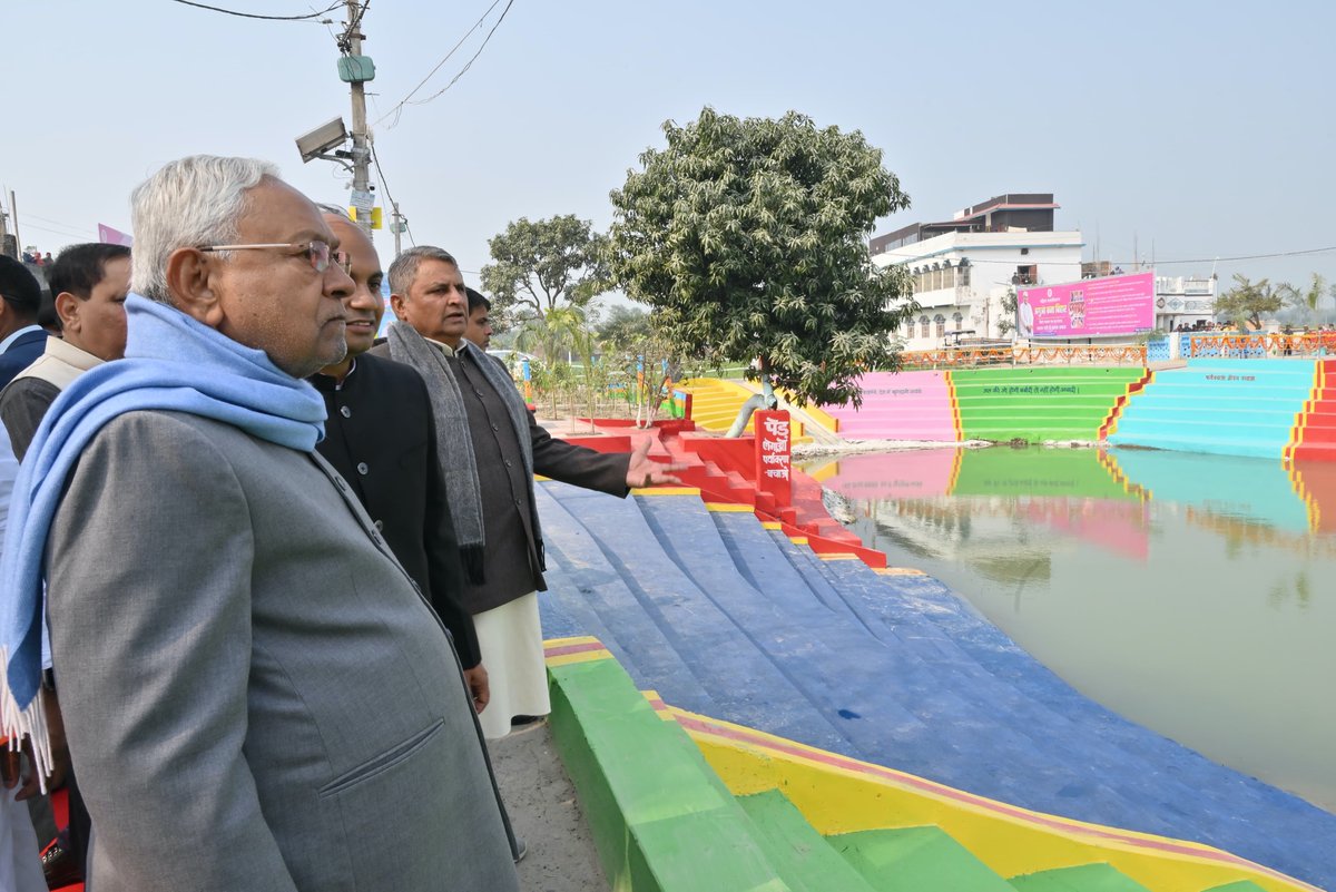NitishKumar's tweet photo. आज ‘प्रगति यात्रा’ के क्रम में समस्तीपुर जिले में 937 करोड़ रू० की लागत की 198 योजनाओं का उद्घाटन एवं शिलान्यास किया। भ्रमण के दौरान उजियापरपुर प्रखंड के रायपुर ग्राम में 100 शैय्या वाले डॉ० भीमराव अंबेडकर राजकीय कल्याण छात्रावास का उद्घाटन किया। आपातकालीन प्रतिक्रिया सुविधा सह प्रशिक्षण केंद्र के भवन का भी उद्घाटन किया। 

इसके बाद कल्याणपुर प्रखंड स्थित मुक्तापुर मोईन के प्रस्तावित सौंदर्यीकरण एवं जीर्णाद्धार कार्य का स्थल निरीक्षण किया। मुक्तापुर मोईन के दोनों तरफ आवागमन हेतु सुगम रास्ते का निर्माण कराने का निर्देश दिया। 99.23 करोड़ रू० की लागत से राष्ट्रीय उच्च पथ संख्या-322 के दरभंगा-समस्तीपुर रेल खंड अंतर्गत मुक्तापुर-किशनपुर सेक्शन के बीच आर०ओ०बी० के निर्माण कार्य तथा समस्तीपुर-पूसा पथ एवं समस्तीपुर-कर्पूरी ग्राम स्टेशनों के बीच 11951.90 लाख रू० की लागत से आर०ओ०बी० के निर्माण कार्य का शिलान्यास किया। 

वारिसनगर प्रखंड के ग्राम शेखोपुर में जल-जीवन हरियाली अभियान के अंतर्गत सौंदर्यीकृत तालाब का निरीक्षण किया। साथ ही बूढ़ी गंडक नदी के मगरदही घाट पुल के समानांतर पुराने स्क्रू पाइल पुल के स्थान पर 45 करोड़ रू० की लागत से प्रस्तावित नए उच्चस्तरीय आर०सी०सी० पुल के निर्माण कार्य के संदर्भ में स्थल निरीक्षण किया। इसके अतिरिक्त विभिन्न कल्याणकारी योजनाओं के अंतर्गत लाभुकों को स्वीकृत राशि का चेक भी प्रदान किया। (1/3)