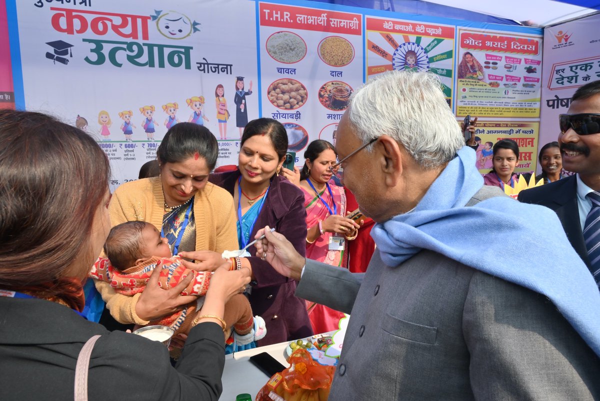 NitishKumar's tweet photo. आज ‘प्रगति यात्रा’ के क्रम में समस्तीपुर जिले में 937 करोड़ रू० की लागत की 198 योजनाओं का उद्घाटन एवं शिलान्यास किया। भ्रमण के दौरान उजियापरपुर प्रखंड के रायपुर ग्राम में 100 शैय्या वाले डॉ० भीमराव अंबेडकर राजकीय कल्याण छात्रावास का उद्घाटन किया। आपातकालीन प्रतिक्रिया सुविधा सह प्रशिक्षण केंद्र के भवन का भी उद्घाटन किया। 

इसके बाद कल्याणपुर प्रखंड स्थित मुक्तापुर मोईन के प्रस्तावित सौंदर्यीकरण एवं जीर्णाद्धार कार्य का स्थल निरीक्षण किया। मुक्तापुर मोईन के दोनों तरफ आवागमन हेतु सुगम रास्ते का निर्माण कराने का निर्देश दिया। 99.23 करोड़ रू० की लागत से राष्ट्रीय उच्च पथ संख्या-322 के दरभंगा-समस्तीपुर रेल खंड अंतर्गत मुक्तापुर-किशनपुर सेक्शन के बीच आर०ओ०बी० के निर्माण कार्य तथा समस्तीपुर-पूसा पथ एवं समस्तीपुर-कर्पूरी ग्राम स्टेशनों के बीच 11951.90 लाख रू० की लागत से आर०ओ०बी० के निर्माण कार्य का शिलान्यास किया। 

वारिसनगर प्रखंड के ग्राम शेखोपुर में जल-जीवन हरियाली अभियान के अंतर्गत सौंदर्यीकृत तालाब का निरीक्षण किया। साथ ही बूढ़ी गंडक नदी के मगरदही घाट पुल के समानांतर पुराने स्क्रू पाइल पुल के स्थान पर 45 करोड़ रू० की लागत से प्रस्तावित नए उच्चस्तरीय आर०सी०सी० पुल के निर्माण कार्य के संदर्भ में स्थल निरीक्षण किया। इसके अतिरिक्त विभिन्न कल्याणकारी योजनाओं के अंतर्गत लाभुकों को स्वीकृत राशि का चेक भी प्रदान किया। (1/3)