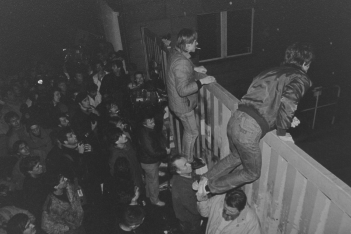 StasiArchiv's tweet photo. Am 15.01.1990 stürmten Tausende die Stasi-Zentrale in Berlin-Lichtenberg. Am Mittwoch erinnern wir mit Führungen und einer Podiumsdiskussion an diesen Tag: https://t.co/qLFEqhNi7g

Unser Themenbeitrag zeigt den Ablauf dieses historischen Tages: https://t.co/oypjIx2NbM https://t.co/gO9g6enejJ