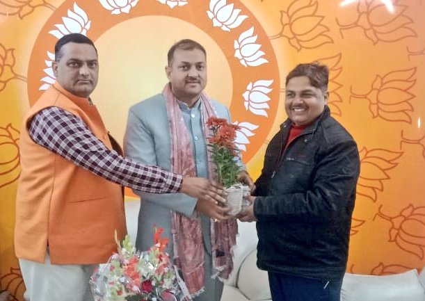 आज "उत्तर प्रदेश ग्राम रोजगार सेवक संघ" के 'प्रांतीय अध्यक्ष' श्री भूपेंश कुमार सिंह जी और सीतापुर के जिला अध्यक्ष श्री संतोष शुक्ला जी ने लखनऊ आवास पर मिलकर ग्राम रोजगार सेवकों व मनरेगा कर्मियों की समस्याओं से अवगत कराया तथा मानदेय बढ़ाये जाने संबंधित,माननीय मुख्यमंत्री जी को