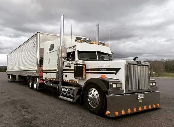 ptagtrucking's tweet image. Good Morning Professional Truckers and Transportation Professionals and Happy Monday. Remember that money can’t buy you happiness..but it can get you a nice Customized Big Rig. #PTAG #Trucking #MilitaryMonday #MotoringMonday #MotivationMonday #CustomBigRigs #WesternStar