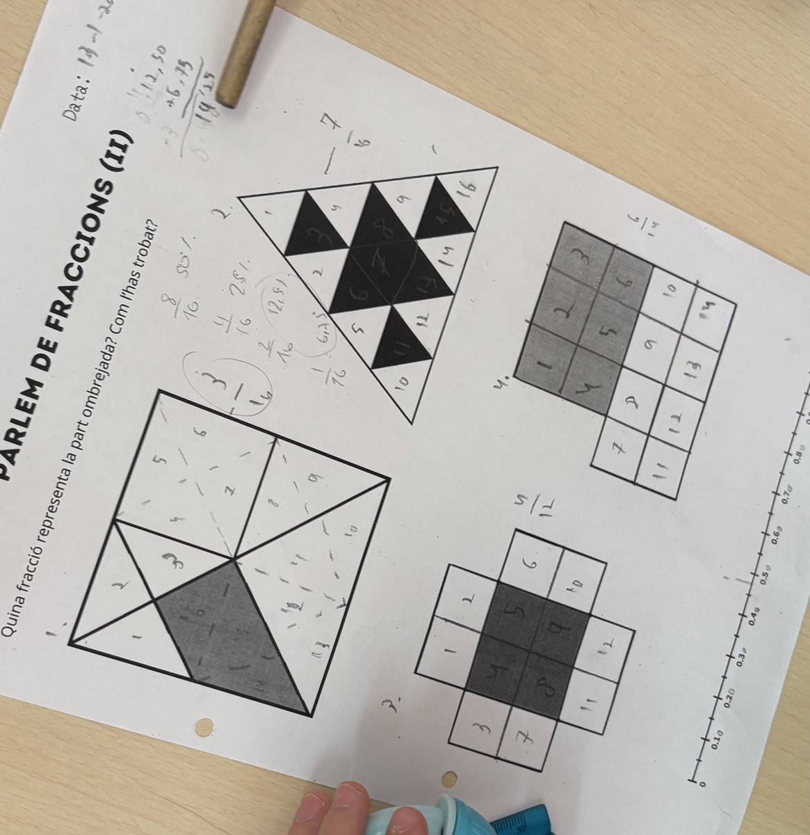 Carles Granell (@carlesgranell4) on Twitter photo Quines fraccions hi veus? 🖍️
👉🏼 Pinta 2 seccions. Quina fracció representen? Quines altres fraccions són possibles? Quines impossibles?
🔍 I si pintes 3 seccions? I 4? I 5?
🔗 Material creat a partir del repte de <a href="/MathsCirclesOz/">Michaela Epstein</a> Quines fraccions hi veus? 🖍️
👉🏼 Pinta 2 seccions. Quina fracció representen? Quines altres fraccions són possibles? Quines impossibles?
🔍 I si pintes 3 seccions? I 4? I 5?
🔗 Material creat a partir del repte de <a href="/MathsCirclesOz/">Michaela Epstein</a>