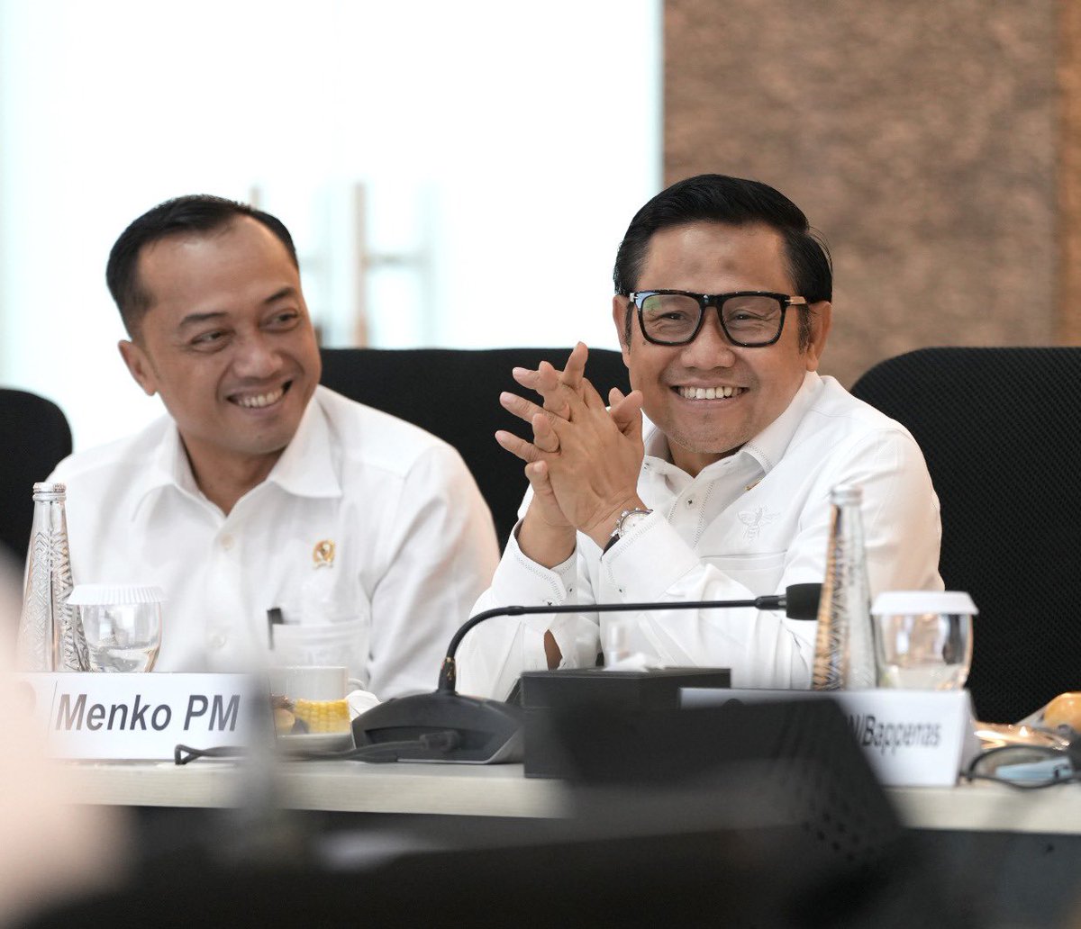 cakimiNOW's tweet photo. Pertemuan dengan enam menteri dan lembaga terkait membahas rancangan Inpres Data Tunggal Sosial Ekonomi Nasional. DTSEN ini adalah prioritas kami agar pengentasan kemiskinan bisa terwujud.

Sesuai arahan Bapak Presiden @prabowo, data tunggal merupakan solusi atas data-data yang tumpang tindih. Dengan DTSEN, data akan terintegrasi dan penyaluran bantuan akan lebih tepat sasaran.

#DTSEN
#KemenkoPM
#KabinetMerahPutih
