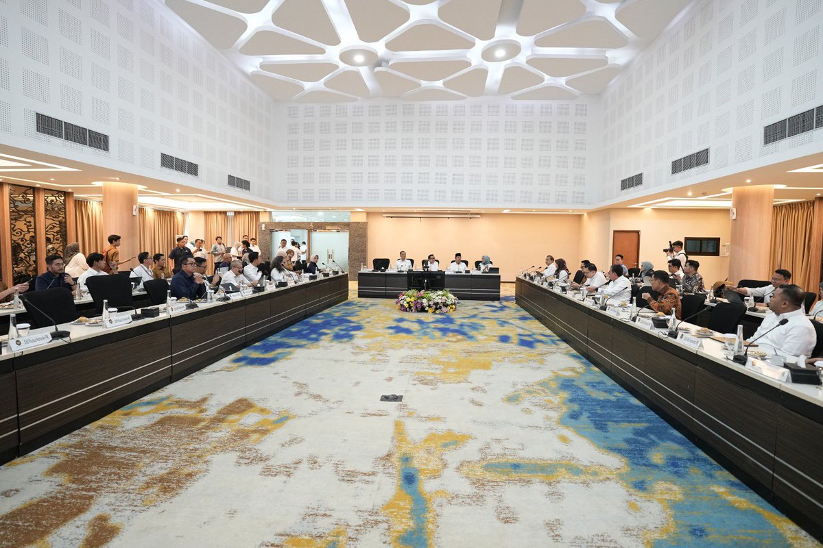 cakimiNOW's tweet photo. Pertemuan dengan enam menteri dan lembaga terkait membahas rancangan Inpres Data Tunggal Sosial Ekonomi Nasional. DTSEN ini adalah prioritas kami agar pengentasan kemiskinan bisa terwujud.

Sesuai arahan Bapak Presiden @prabowo, data tunggal merupakan solusi atas data-data yang tumpang tindih. Dengan DTSEN, data akan terintegrasi dan penyaluran bantuan akan lebih tepat sasaran.

#DTSEN
#KemenkoPM
#KabinetMerahPutih