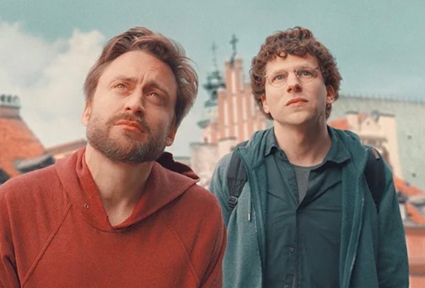 Se ha estrenado en cines la estupenda y emotiva comedia 'A Real Pain', que se apoya en la química especial entre sus dos protagonistas, Kieran Culkin y Jesse Eisenberg, que también dirige. indienauta.com/a-real-pain/