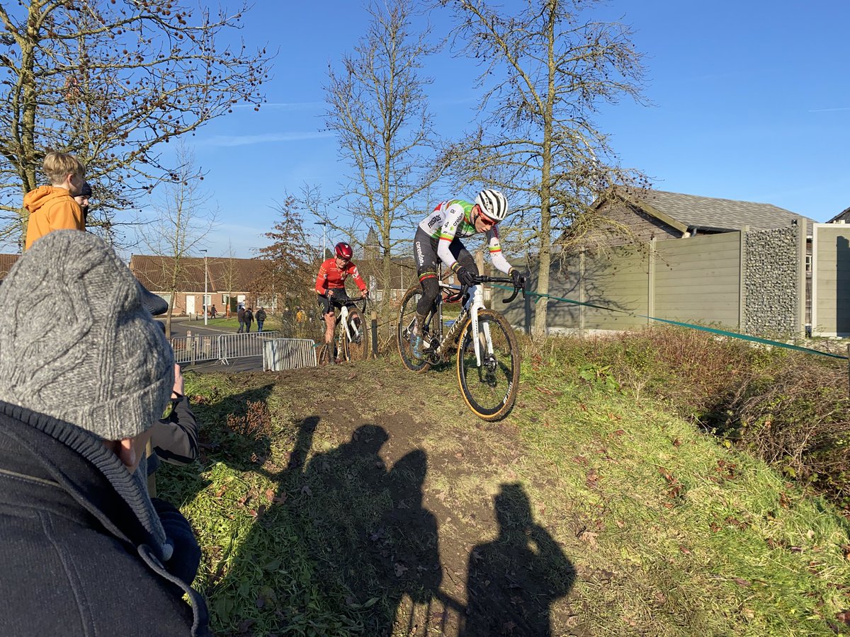 sporza_koers's tweet photo. Cant op kop met Van Alphen, Norbert Riberolle leidt de achtervolging.
#CXOtegem https://t.co/1Y6NcbtlUC