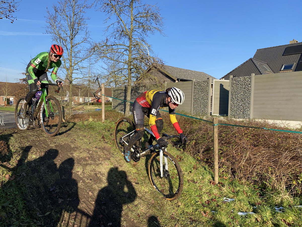 sporza_koers's tweet photo. Cant op kop met Van Alphen, Norbert Riberolle leidt de achtervolging.
#CXOtegem https://t.co/1Y6NcbtlUC