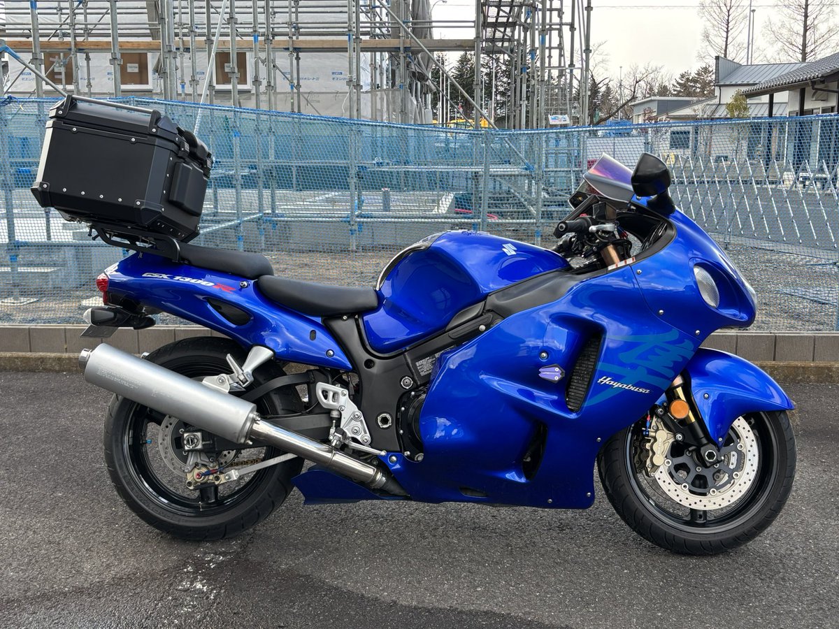 makappe528's tweet photo. ハヤブサが戻ってきました。
バーハン化とリヤボックスを付けました📦
取回しも楽になって、運転もしやすくなって60キロぐらい走ってきました🏍️
これなら娘を乗せて長距離ツーリングできそう。
代車で借りてたニンジャも乗り易くて良いバイクでした。
次はマフラーかな🙂 https://t.co/bbgvk5voBj