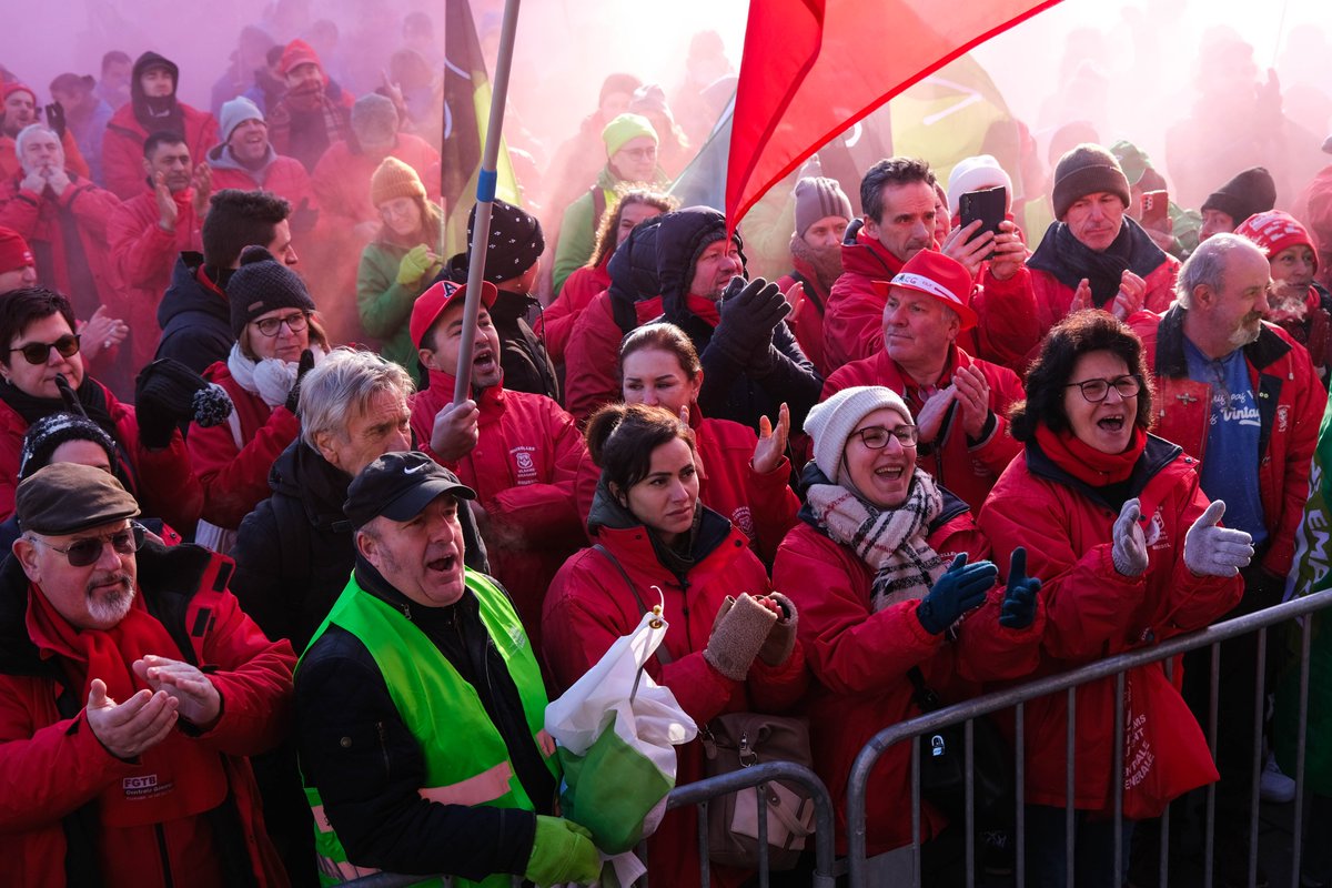 "Nous aimons notre travail et on le fait bien. Il ne faudrait pas nous dégoûter en rabotant nos droits à la pension!" C'est un avertissement aux négociateurs. Nous étions 30.000 ce matin.💪Rdv le 13 février.