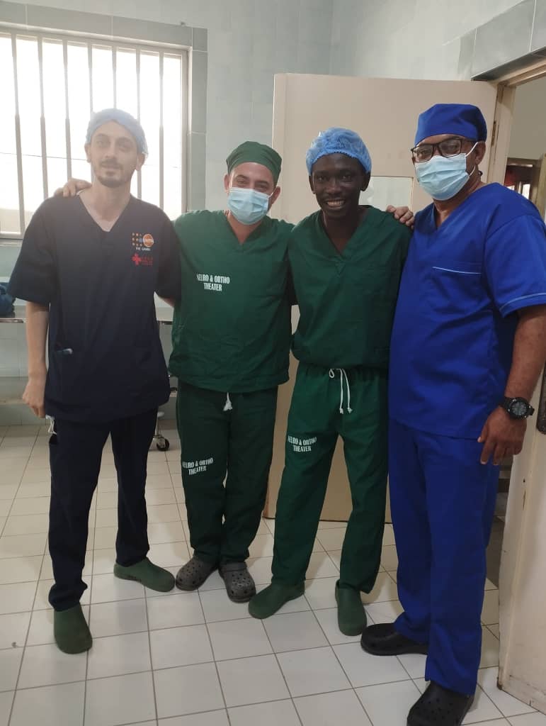 CubaGambia's tweet photo. Muchas Felicidades a nuestros Ortopédicos, ante su gran desempeño en la atención a los pacientes politraumatizados. El pueblo Gambiano le estará eternamente agradecido.
#BmcGambia 
#CubaPorLaVida https://t.co/hPoLlgYwLB