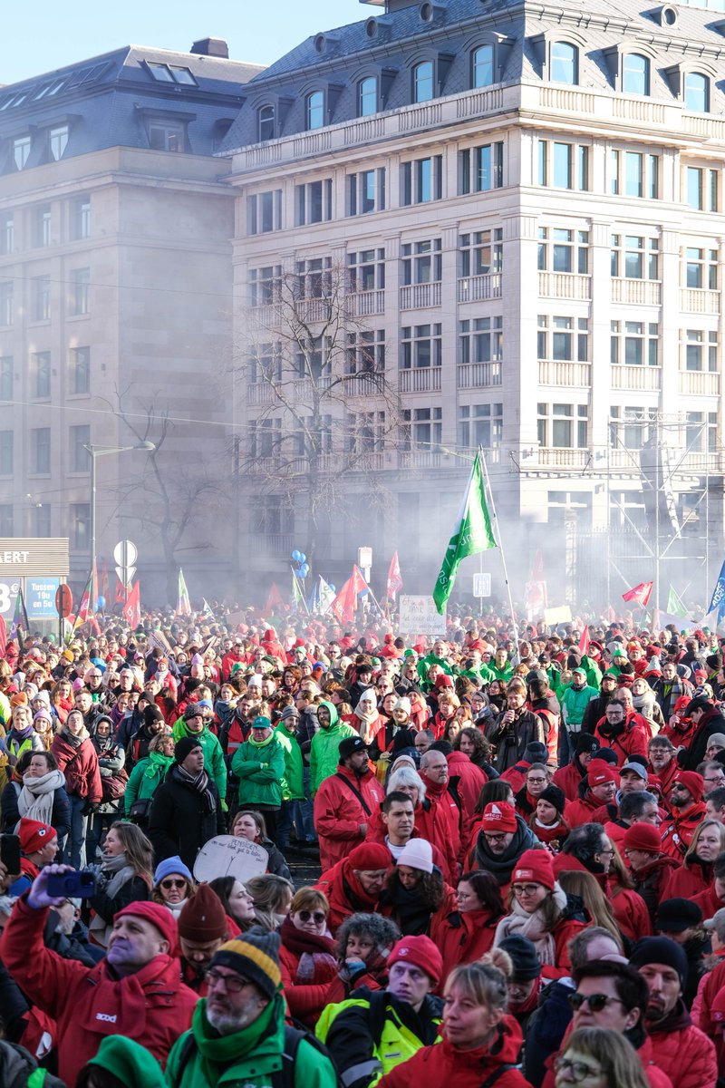 syndicatFGTB's tweet photo. "Nous aimons notre travail et on le fait bien. Il ne faudrait pas nous dégoûter en rabotant nos droits à la pension!" C'est un avertissement aux négociateurs. Nous étions 30.000 ce matin.💪Rdv le 13 février. https://t.co/sTnAfqiPvz