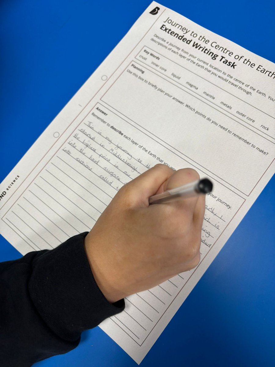 reintegreat's tweet image. 🌍🔬 Today in Science, our KS3 group embarked on an exciting Journey to the Centre of the Earth! 🚀✨ They described the Earth’s layers, from the crust 🪨 to the mantle 🌋, outer core 🌡️, and inner core 🔥. Brilliant work, everyone! 👏🧠 

#KS3Science #EarthLayers…