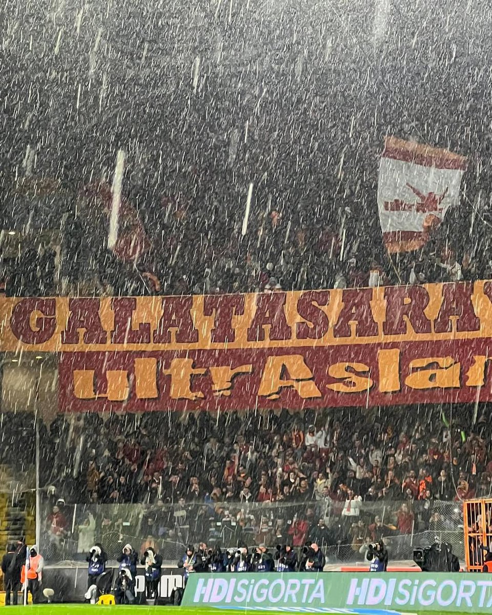 Beraber yürüdük biz bu yollarda...
Beraber ıslandık yağan yağmurda!