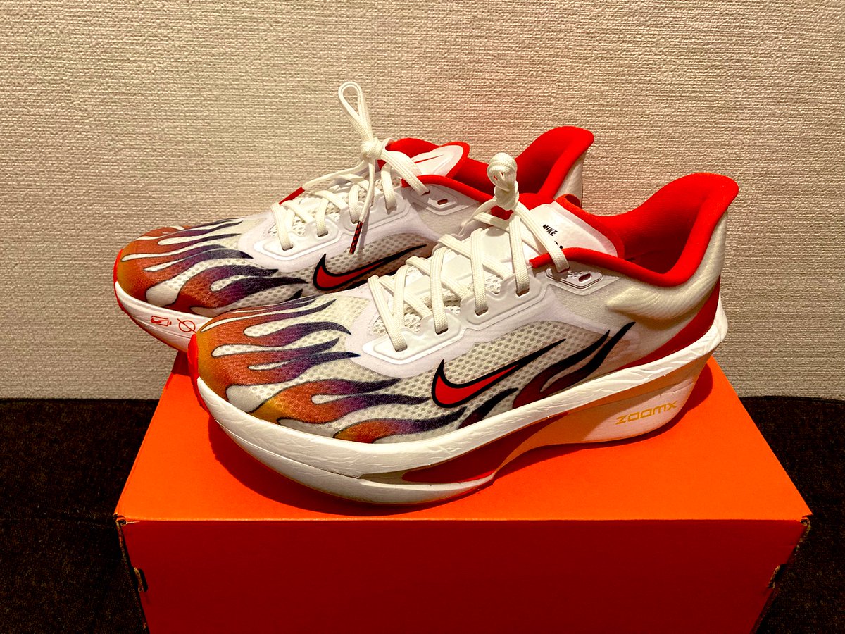 kinoko_runner's tweet photo. StePSportsにて。
色も柄もそんなに好みではないんですが、店員さんがメッチャ可愛くてつい買ってしまいました🔥
嫁同伴でしたがつい。
火の玉BOYになって頑張ります。
いや火の玉おっさんか。
#STEPN
#StePSports
#ズームフライ6 https://t.co/9hVgpwq8L4