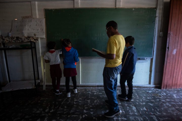 Buenos días #Cuba, buenos días #Matanzas.

En el batey de Soplillar está la escuela primaria rural Wilfredo Díaz Rodríguez. Solo hay nueve alumnos en este curso. Todos bajo la tutela de los maestros Ismeldo Milán y Yudaisy Socorro.

En #PeriodicoGiron:
giron.cu/2025/01/12/esc…