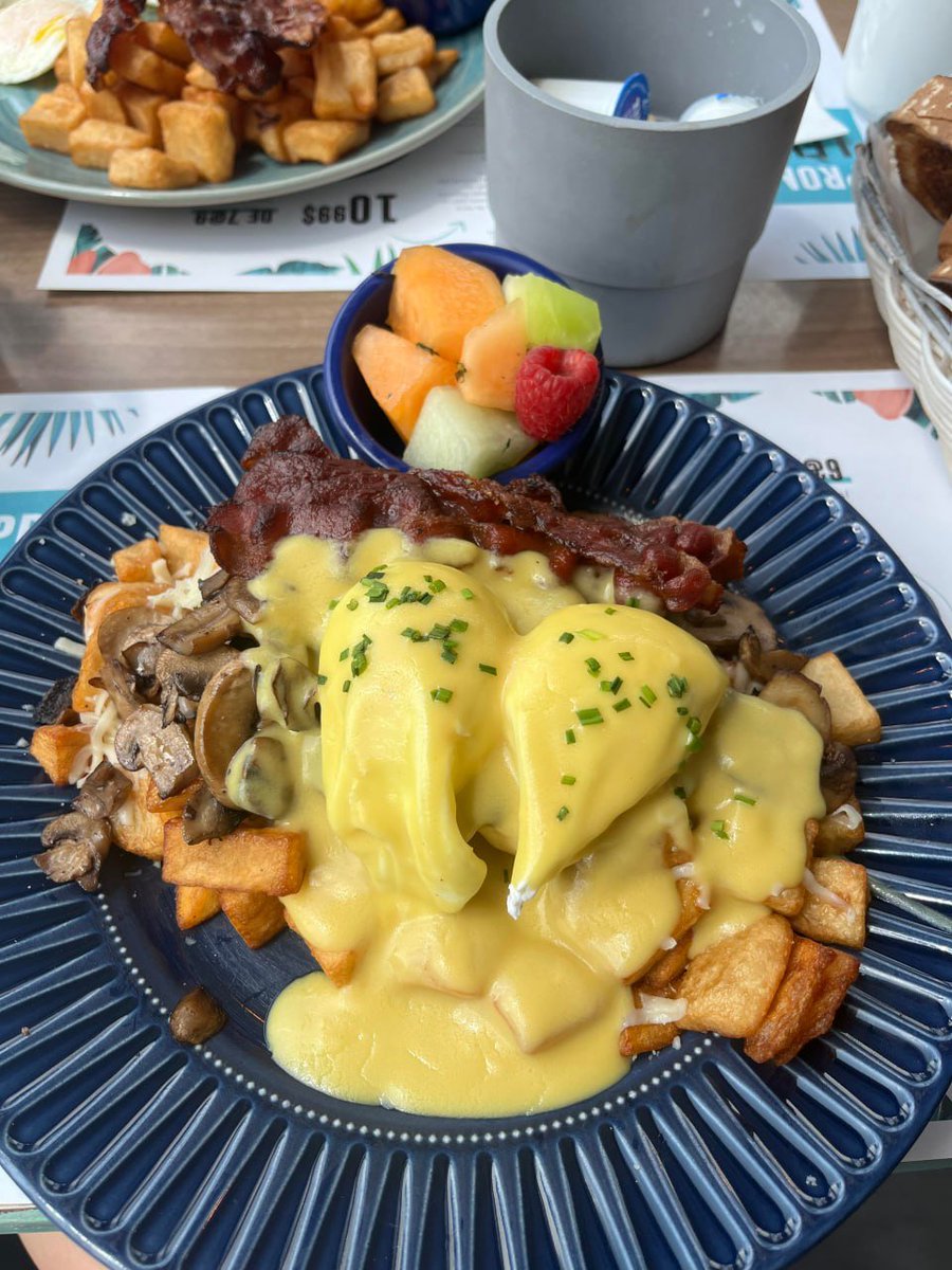 Went to a popular lunch spot in Montreal😍😍😍