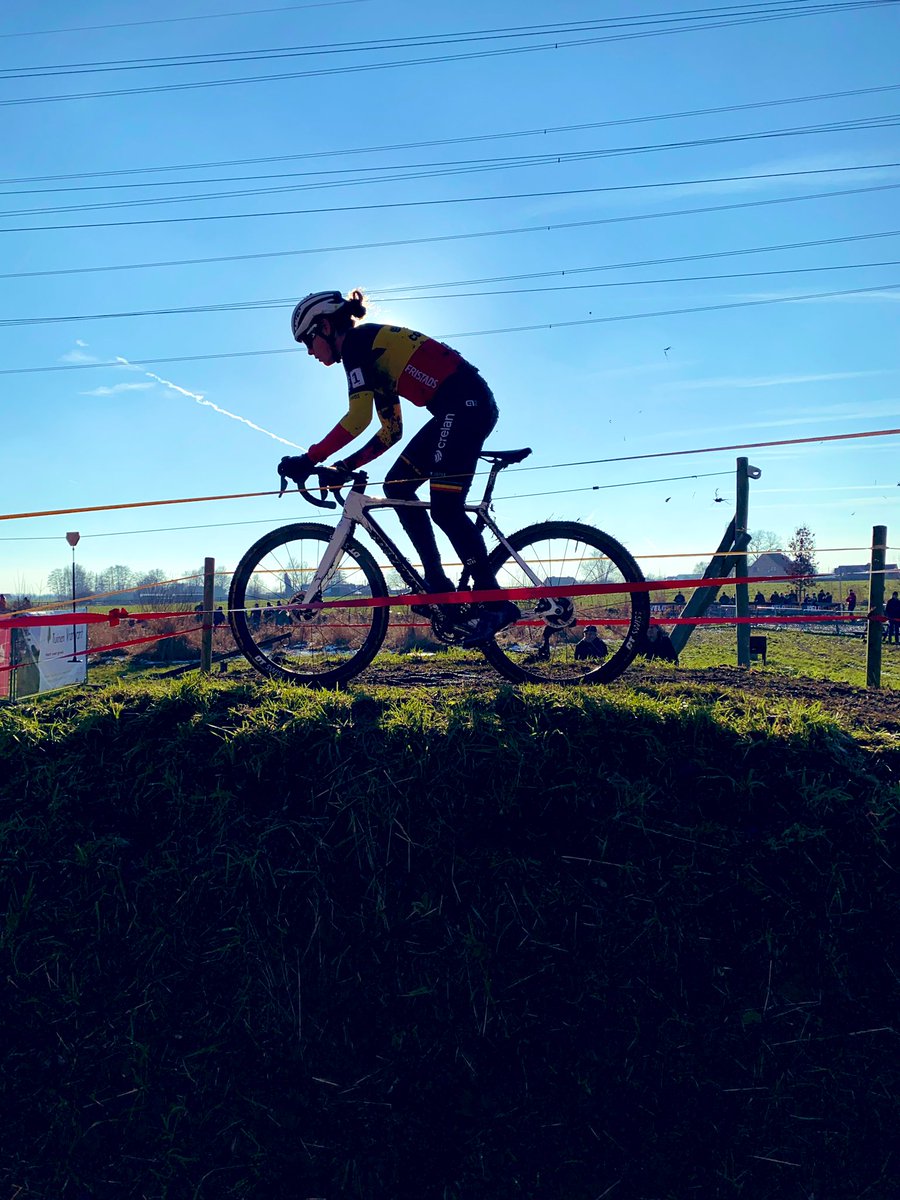 sporza_koers's tweet photo. π§πͺ Norbert Riberolle gooit Brouwers en De Beer overboord en gaat alleen op zoek naar de koploopsters.
#CXOtegem https://t.co/Jyf7ikEbU1