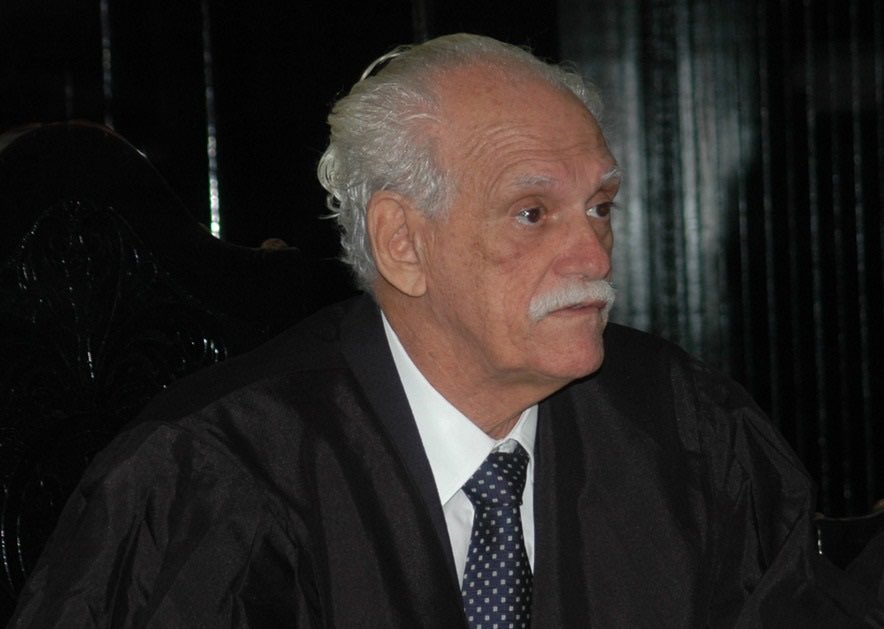 RaoniMendes's tweet photo. Júlio Aurélio Coutinho, sempre solene e de simpatia incomparável, deixa um legado marcante para nossa terra. Que Deus conforte sua família e o receba no céu com a mesma alegria que ele transmitiu aqui. https://t.co/CHiO3oQwwT