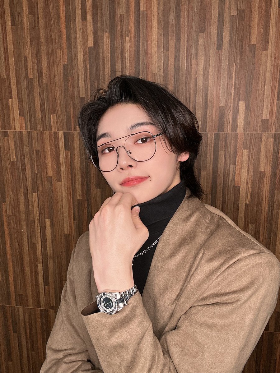 1VERSE_official's tweet photo. [From. AITO]  오늘 제가 추천한 거는 일본 애니메이션의 도쿄구울이에요!!!!🐈‍⬛
도쿄구울을 봤더니 넘 재밌고 보기 시작하면 멈출 수 없는 정도 매력이 있는 애니메이션이었어요!!!!😽😽
특히 전투 애니메이션 계열인데 처음에 일반 사람이었는데 지네?에 침식당해 구울이 되어 여러 적과 싸울 때마다 강하게 성장하고 점점 사람 이성이 없어지는데 옆에 지지해준 사람이 있으니까 사람이라고 존재할 수 있다고 느꼈어요!!😲
우리도 뭔가 연습할 땔 보면 혼자 연습하는 거랑 멤버들이랑 같이 연습할 때 늘은 속도 차이가 있거든요! 혼자연습하면서 뭐 안되는 부분을 자신만 하려고 하면 구울처럼 ‘이게 맞는가?? 하아 안되는 거 같애’ 라는 생각이 드는데 멤버들이랑 같이 하면 각자 지지하면서 할 수 있을 거라서 지지해주시는 분도 중요하구나 라고 느꼈어요!!!!
여러분도 한번 봐주세요~!✨

#1VERSE #유니버스 #AITO #아이토
