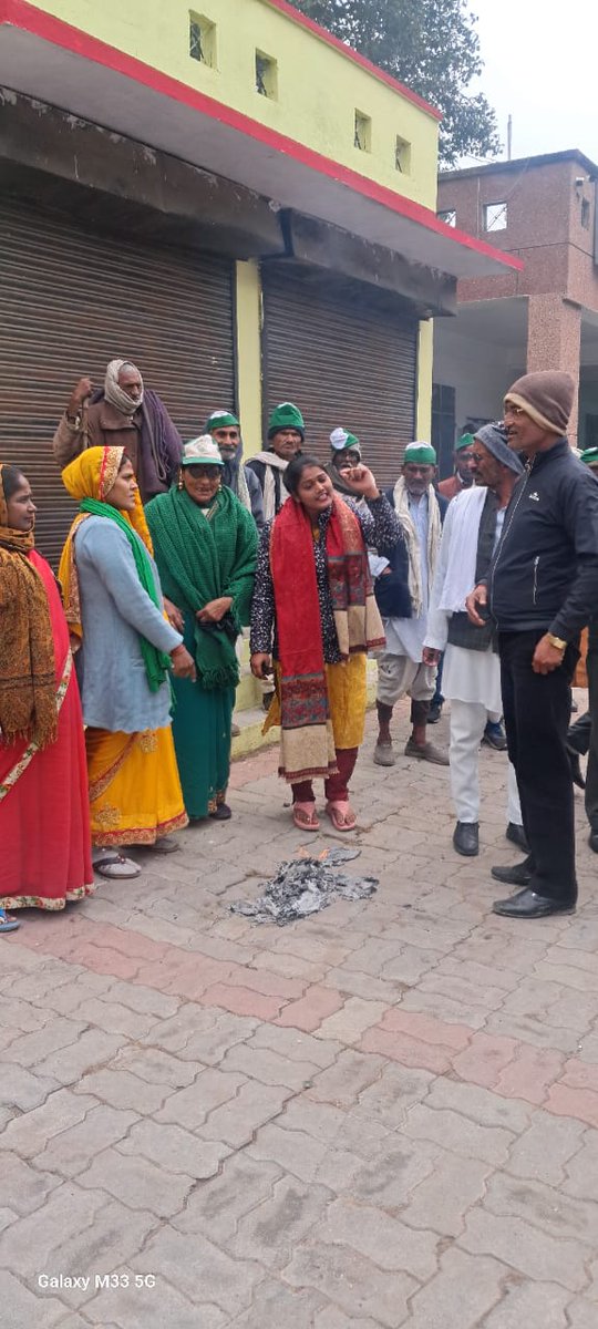 kl_Geeta's tweet photo. बांदा। आज दिनांक 13 जनवरी 2025 को संयुक्त किसान मोर्चा के आवाहन पर भारतीय किसान यूनियन के राष्ट्रीय नेतृत्व के निर्देश अनुसार तहसील स्तर पर नई विपणन नीति के मसौदे की प्रतियां जलाकर किसानों ने विरोध प्रदर्शन किया।
@KhabarLahariya @KLKavita @klmeera @hv_harshita https://t.co/NvRlBAH7z5