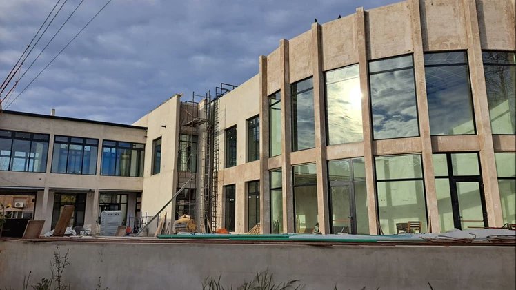 sergiomelzner's tweet photo. En Lobería me encontré con otro enorme proyecto de innovación: Universidad en Lobería. Fuimos al edificio que inauguran en marzo, donde universidades de la región dictarán clases. Así llevan las carreras del futuro a su zona. 📚✨