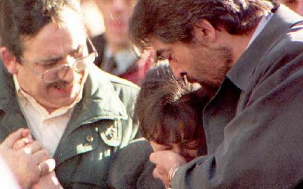 ConsuorF's tweet photo. #TalDiaComoHoy de 1995 #ETA asesinó en #Bilbao a los agentes de @policia Rafael Leiva y Domingo Durán, Domingo quedó tetrapléjico 8 largos años.
Los etarras entraron en las oficinas del DNI y les dispararon repetidamente. Rafael dejó seis huérfanos y Domingo una.

Esto era ETA🧵 https://t.co/0Mg1px6jXa
