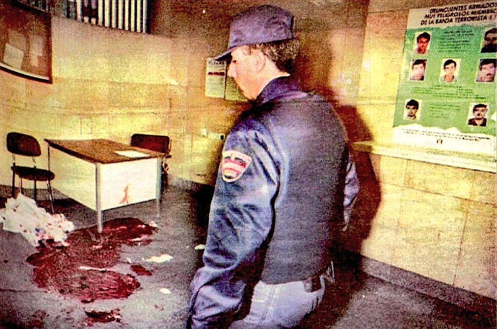 ConsuorF's tweet photo. #TalDiaComoHoy de 1995 #ETA asesinó en #Bilbao a los agentes de @policia Rafael Leiva y Domingo Durán, Domingo quedó tetrapléjico 8 largos años.
Los etarras entraron en las oficinas del DNI y les dispararon repetidamente. Rafael dejó seis huérfanos y Domingo una.

Esto era ETA🧵 https://t.co/0Mg1px6jXa