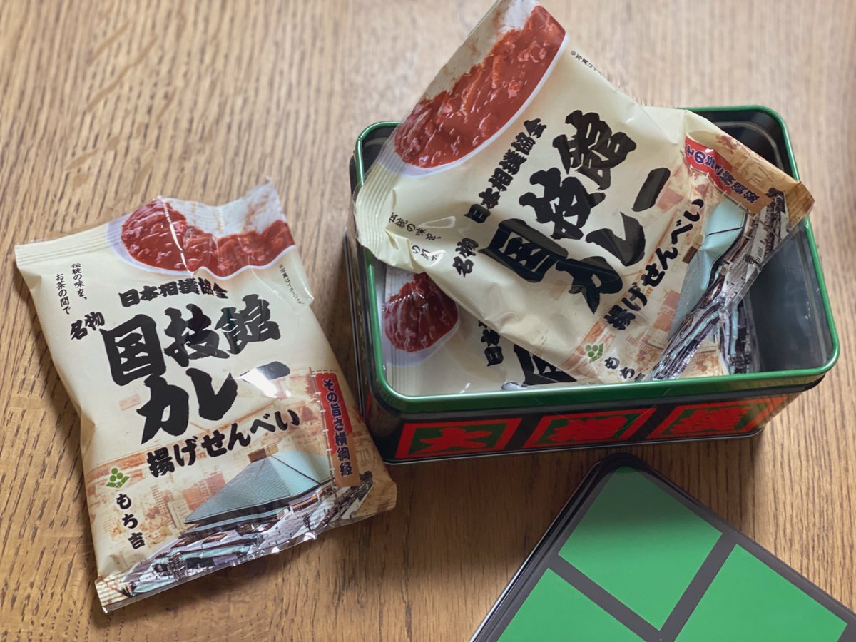 donuts_7's tweet photo. 日本相撲協会100周年記念🎊のもち吉
【明荷缶 国技館カレー風揚げせんべい】
【特別記念パッケージのいなりあげもち】
買えた〜✨
今場所はチケットが買えなかったからこれを食べながらおうちでテレビ観戦😋

#もち吉 https://t.co/6TKMNZJ8Mb