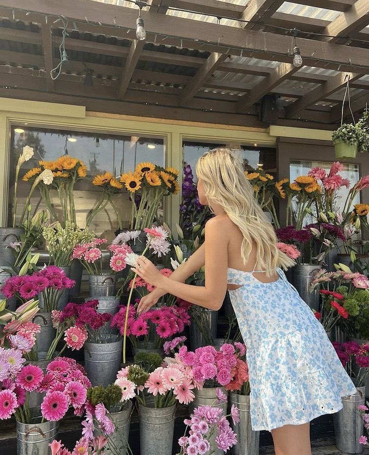 Diorgirlx's tweet photo. flowers https://t.co/uvOkhpK15j