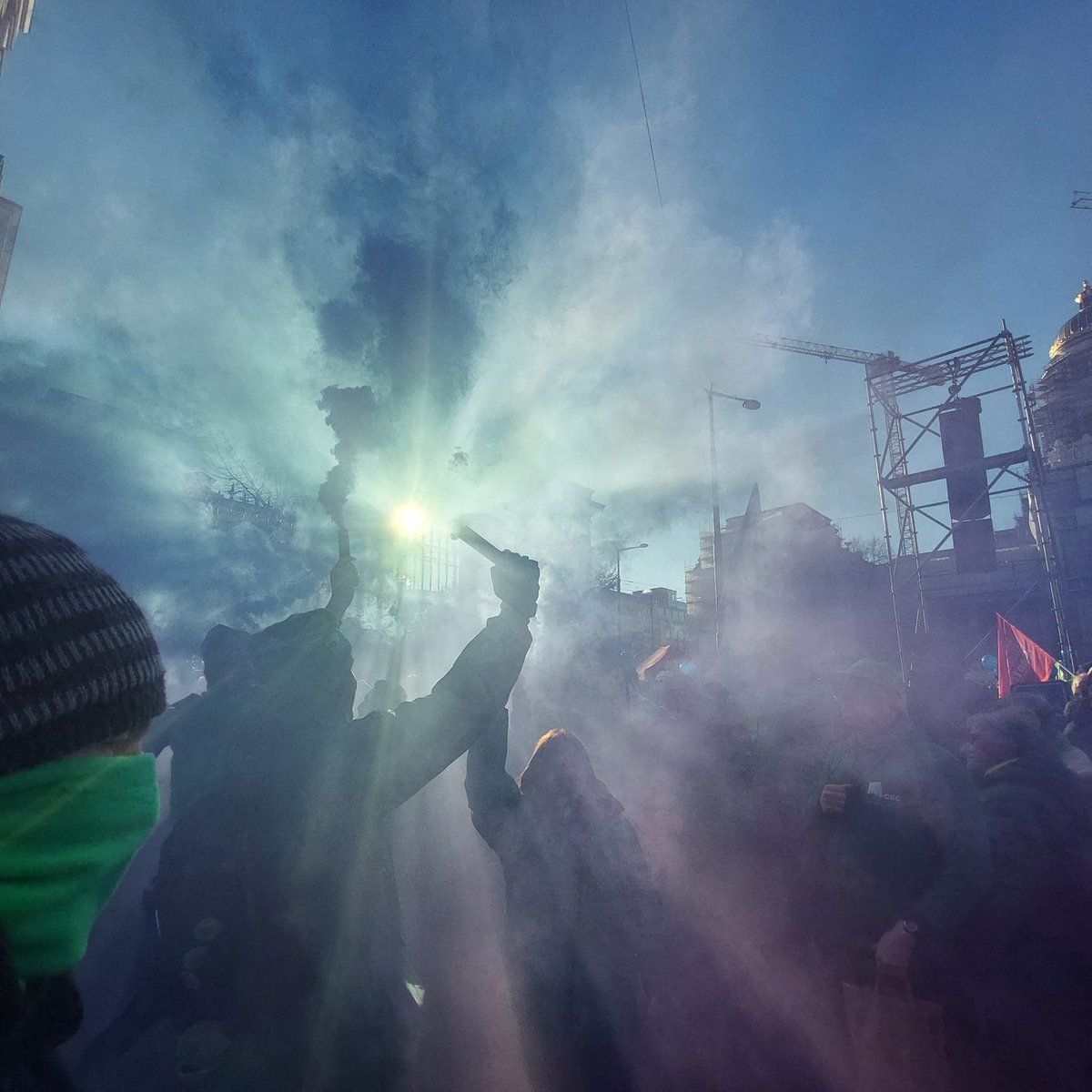 CscFemmes's tweet image. 💨Action des Femmes CSC au sein de la Manif pensions de ce jour :  STOP à l'enfumage ! 😤
Nous voulons des pensions justes qui permettent aux femmes âgées de ne pas sombrer dans la précarité ! 
💚✊🏽💜