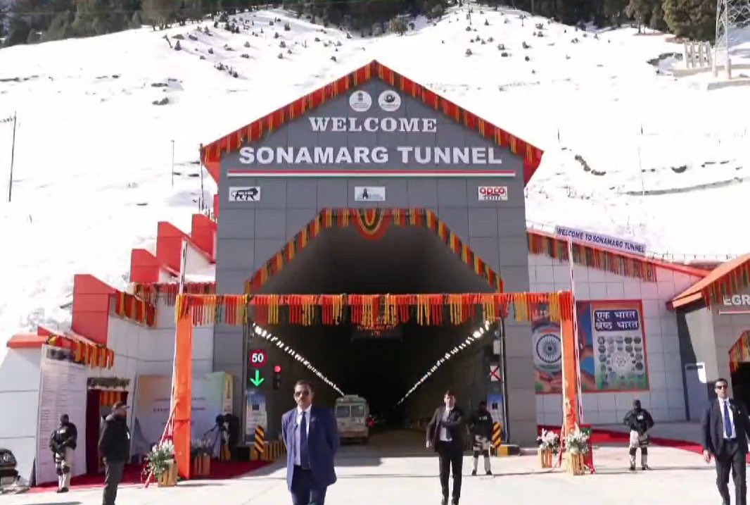 theupindex's tweet image. Two pictures!

On a day when over 1.5 crores devotees did Sangam Snan on the first day of Mahakumbh in Prayagraj, PM Modi inaugurated the 6.7 km long engineering marvel, Sonmarg Tunnel in J&amp;amp;K.

Vikas Bhi, Virasat Bhi ❤️