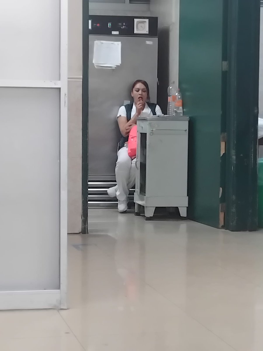 MaraFer9819's tweet photo. @Tu_IMSS  pido que me ayuden. hace una semana sufrí un accidente y en el hospital Lomas Verdes de @Tu_IMSS me trataron mal... su enfermeros ligando, comiendo paletas, donde debe ser un lugar esteril... me tardardaron 5 horas en suturarme... y la enfermera se burló de mi.. AYUDA https://t.co/KrmGtHkt3O