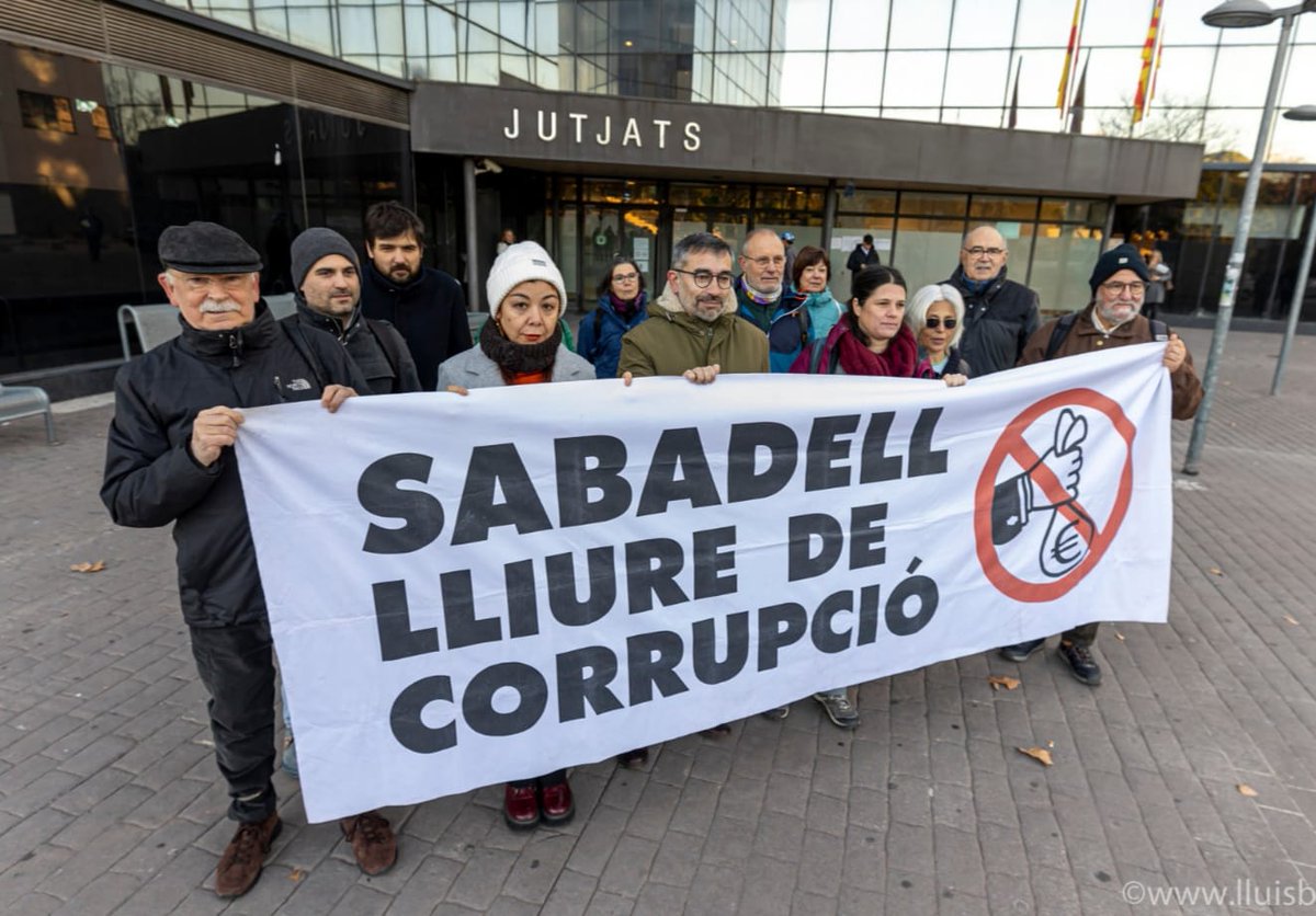 isoler3's tweet photo. Iniciat el judici de la peça 18 #casMercuri. Es jutgen els delictes de tràfic d'influències, falsedat documental, contra l'ordenació del territori i prevaricació. Al banc dels acusats: Melquíades Garridos, oncle de Manuel Bustos i responsables municipls. Un no parar de Mercuri https://t.co/iWVt2vel6X