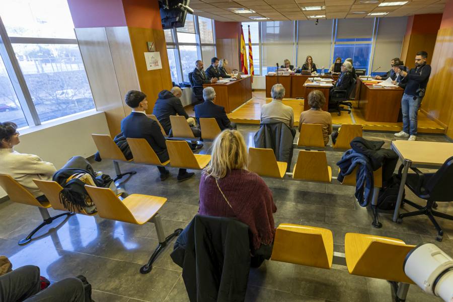 Iniciat el judici de la peça 18 #casMercuri. Es jutgen els delictes de tràfic d'influències, falsedat documental, contra l'ordenació del territori i prevaricació. Al banc dels acusats: Melquíades Garridos, oncle de Manuel Bustos i responsables municipls. Un no parar de Mercuri