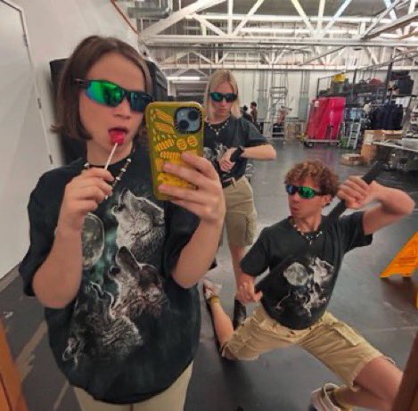 angela is so woodstock coded u dont get it.