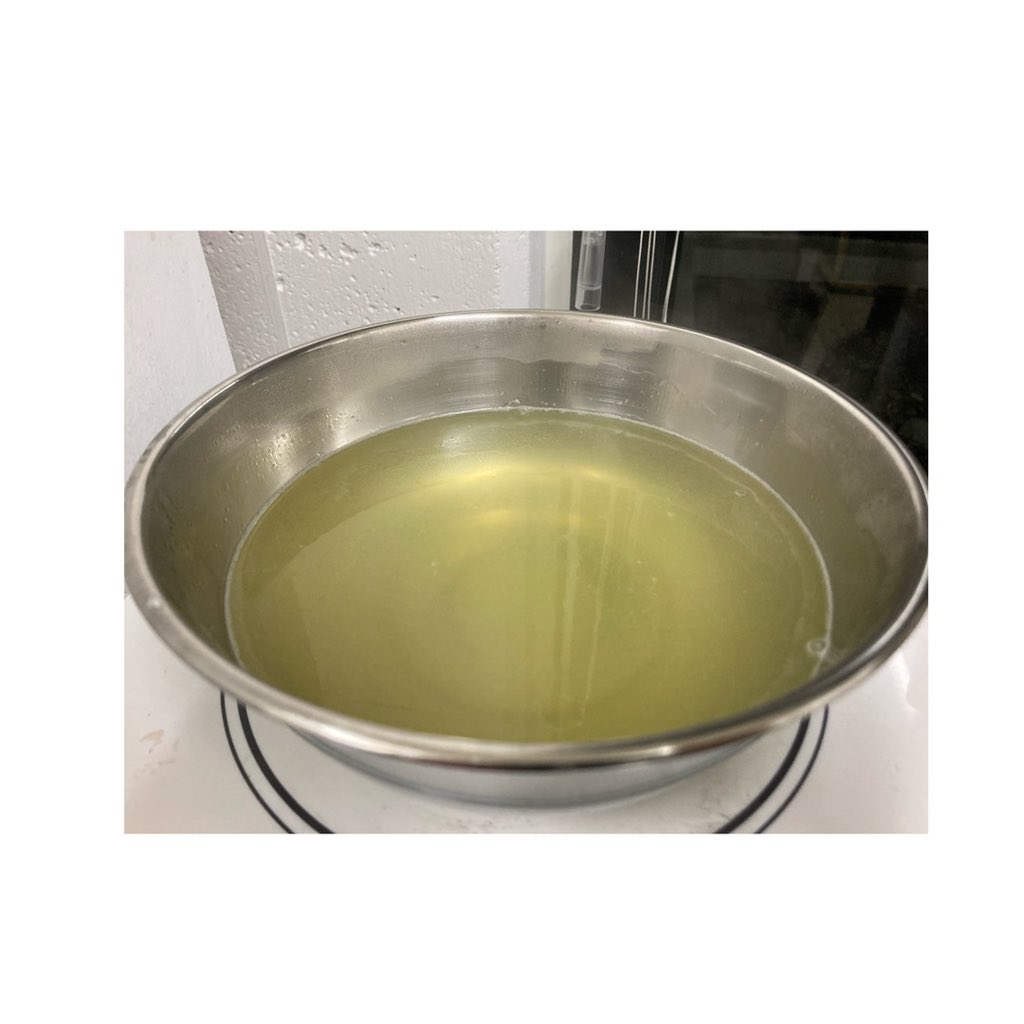 SuzueRyuga's tweet photo. 国産チョウザメの浮き袋を使用したチョウザメ膠を作った。

浮き袋の黒皮をとって掃除した状態で切って、お茶パックに入れて煮込んだ。
100℃で1時間抽出し、ほとんどコラーゲン質は出切ったようだ。

浮き袋の内部は繊維質の層があり、簡単にと取れたが、気になったので、湯どうししてみると、半透明になりどうやらこれからも取れそうだったので、そのまま煮込んだ。

濃度調整はのちのちするとして、247ｇの浮き袋から結構撮ることが出来た。
国産のチョウザメ膠を作っている会社は1社程度しか見かけないのでどんどん作っていきたい。

この後型に入れてカットし乾燥させる。